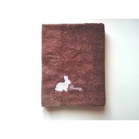 Kaninchen Stickerei Häschen Handtuch/Personalisiertes Namen Haustier Rasse Initialen Name Kastanienbraun Marine Grau Weiß Beige Braun Kaninchen Stickerei Häschen Handtuch/Personalisiertes Namen Haustier Rasse Initialen Name Kastanienbraun Marine Grau Weiß Beige Braun von MARLEstore