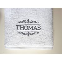 Thomas Custom Embroidery Name Personalisiertes Monogramm Badetuch/Weißes Mit Stickerei von MARLEstore