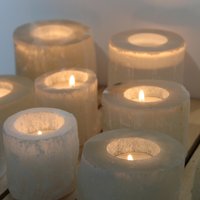 Selenit Runder Kerzenhalter 2 Größen | Kristall Teelichthalter Roh Kristalle Geschenk Geschenkidee Liebhaber Meditation von MAROKOPERLAS