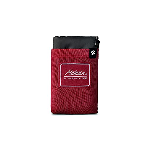 MATADOR Pocket Blanket - Rot (Sitzplätze 2-4); Ultraleicht Picknickdecke mit Pflöcken; Faltbare Picknickdecke für Trockenes Sitzen; Stranddecke Sandfrei & Wanderdecke für Konzert, Wandern, Camping von MATADOR