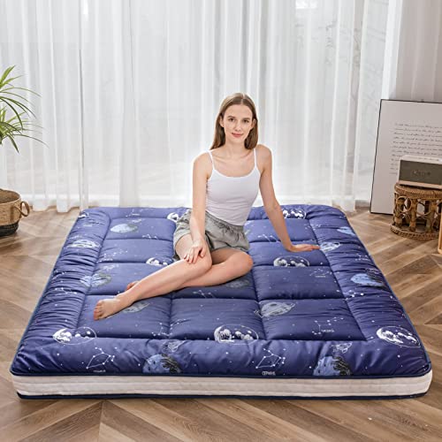 MAXYOYO Futon Matratze, Gepolsterte Japanische Bodenmatratze Gesteppte Bett Matratzenauflage, Dicke Faltbare Isomatte Atmungsaktive Bodenliege Gästebett (Weltraum Abenteuer, 150 x 200 cm) von MAXYOYO