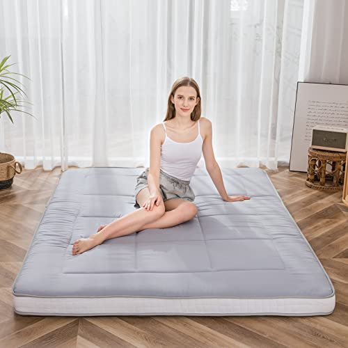 MAXYOYO Futon Matratze, Gepolsterte Japanische Bodenmatratze Gesteppte Bett Matratzenauflage, Extra Dicke Faltbare Isomatte Atmungsaktiv Bodenliege Gästebett Camping Couch (Hellgrau, Doppel) von MAXYOYO