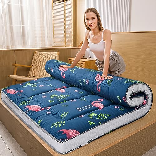 MAXYOYO Futon Matratze, Gepolsterte Japanische Bodenmatratze Gesteppte Bett Matratzenauflage, Extra Dicke Faltbare Isomatte Atmungsaktive Bodenliege Gästebett für Camping Couch (Flamingo, 135x200cm) von MAXYOYO