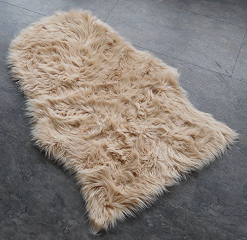 MB Warenhandel24 Schaffell Schaffellimitat Lammfell Fell Teppich Imitat Kunstfell Auflage Bettvorleger Schaf Lamm ca. 60x90 cm (Champagner) von MB Warenhandel24