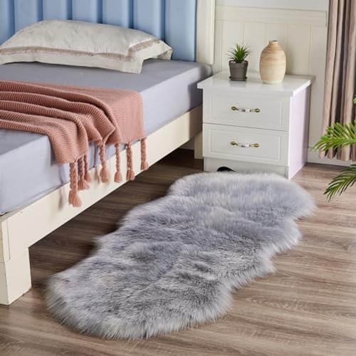 MBHHU Kunstfellteppiche for Schlafzimmer, haariger, waschbarer Teppich, rote ästhetische Teppiche & Polster & Schutz, 60 x 120 cm(Light Gray,60x120cm/23.6x47.2in) von MBHHU