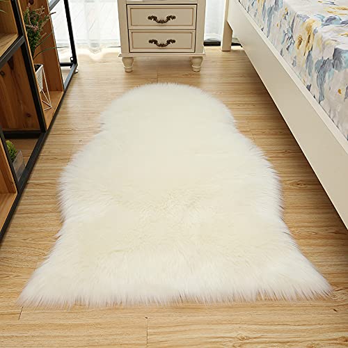 MBHHU Nachttischteppich aus Kunstschaffell, zotteliger, Flauschiger Teppich, graue ästhetische Teppiche & Unterlagen & Schutz, unregelmäßig, 75 x 120 cm(White,Irregular 60x90cm/23.6x35.4in) von MBHHU