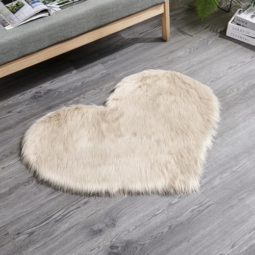 MBHHU Red Heart Kleine Teppiche for Schlafzimmer, ästhetisch, Kunst-Schaffell-Teppiche, waschbar, for Stühle, 60 x cm(Dark Beige,Heart 60x60CM/23.6x23.6in) von MBHHU
