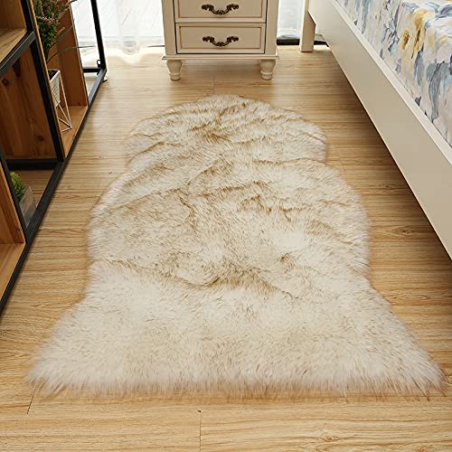 Nachttischteppich aus Kunstschaffell, zotteliger, Flauschiger Teppich, graue ästhetische Teppiche & Unterlagen & Schutz, unregelmäßig, 75 x 120 cm(White Brown Tip,Irregular 50x80cm/19.7x31.4in) von MBHHU