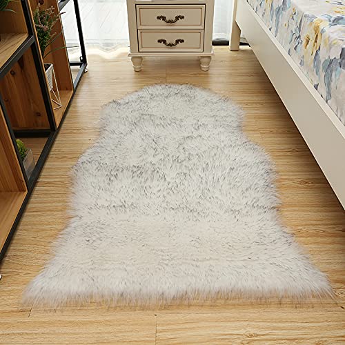 Nachttischteppich aus Kunstschaffell, zotteliger, Flauschiger Teppich, graue ästhetische Teppiche & Unterlagen & Schutz, unregelmäßig, 75 x 120 cm(White Gray Tip,Irregular 60x120cm/23.6x47.2in) von MBHHU