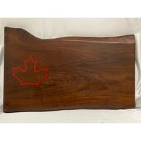 Live Edge Ahorn Schneidebrett Mit Rotem Resin Ahornblatt von MBMCreativeCreations