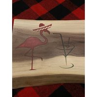 Live Edge Walnuss Schneidebrett Mit Rotem Resin Flamingo Martini Design von MBMCreativeCreations