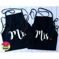 Herr Und Frau Schürzen-Setin Voller Längehochzeitsgeschenkebrautpartygeschenkjubiläumsgeschenkekochenschürzenbraut Zu Seinhochzeitvalentinsgeschenke von MCBGDesigns