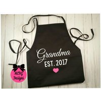 Oma Schürze-Baby-Vollgröße-Schürze-Oma Geschenk-Muttertagsgeschenk-Neue Oma-Nana Schürze-Geburtstagsgeschenk Für von MCBGDesigns
