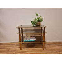 Vintage Hollywood Regency Gold Messing Mcm Tisch Oder Tv-ständer Mit Gehärtetem Glas 80Er Jahre von MCMeffect