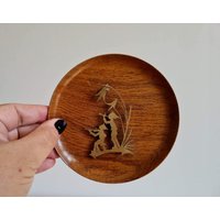 Vintage Mid Century Modern Kleine Runde Holzplatte Mit Messing-Silhouette Handgefertigt von MCMeffect