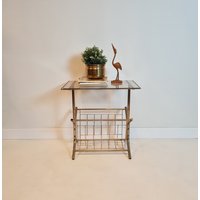 Vintage Mid Century Modern Messing Und Glas Tisch Mit Korb Für Zeitschriften Von Mcm von MCMeffect