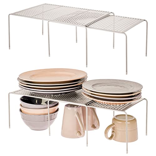 mDesign 4er-Set Regaleinsatz für Küchenschrank – praktische Geschirrablage aus Metall für mehr Abstellfläche – Rutschfester Schrankeinsatz zum Ausziehen – mattsilberfarben von mDesign