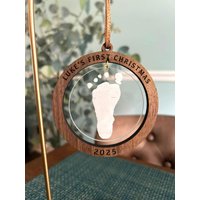 Babys Erstes Weihnachten 2025 Individuell Gravierter Fußabdruck Aus Holz Und Acryl von MDeMasiDesigns