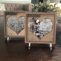 Home Is Where My Mom Individuelle Karte in Acryl Und Holz von MDeMasiDesigns