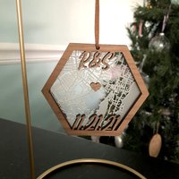 Personalisierte Gravierte Landkarte Aus Holz Und Acryl Sechseck Ornament von MDeMasiDesigns