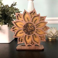 Spitzen-Sonnenblume Laser Geschnitten Holzregal Dekor Spitzen-Sonnenblume Laser Geschnitten Holzregal Dekor von MDeMasiDesigns