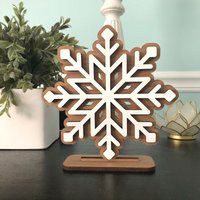 Walnuss Schneeflocke Laser Geschnitten Holzregal Dekor von MDeMasiDesigns
