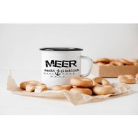 Emaille Tasse Meer Macht Glücklich | Schwarzer Rand - Retro Look 380Ml Camping Outdoor Geschenk Kaffeetasse Teetasse Becher Handveredelt Emaille Tasse Meer Macht Glücklich | Schwarzer Rand - Retro Look 380Ml Camping Outdoor Geschenk Kaffeetasse Teetasse Becher Handveredelt von MEERwertManufaktur
