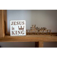 Holzschild "Jesus Is King" Textplatte Christlich Geschenk Inspirierend Motivierend Glaube Gott Geistlich Verschiedene Größen Und Farben Holzschild "Jesus Is King" Textplatte Christlich Geschenk Inspirierend Motivierend Glaube Gott Geistlich Verschiedene Größen Und Farben von MEERwertManufaktur