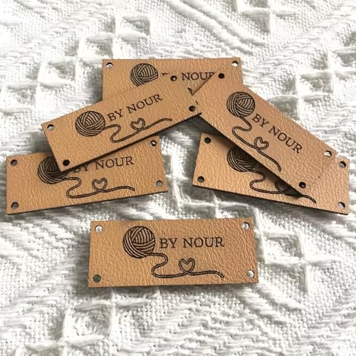 MEIEG 20X50mm Personalisierte Leder-Tags, Faltbare Etiketten Mit Nieten, Benutzerdefinierte Tags Für Gestrickte Hüte, Handmade PU-Leder-Etiketten von MEIEG