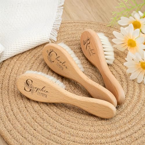 MEIEG Personalisiertes Baby-Namens-A-Z-Haarbürsten- Und Kamm-Set, Woll-Haarbürste Und Holzkamm Mit Gravurtext, Babybad, Individuelle Geschenke Für Neugeborene MEIEG Personalisiertes Baby-Namens-A-Z-Haarbürsten- Und Kamm-Set, Woll-Haarbürste Und Holzkamm Mit Gravurtext, Babybad, Individuelle Geschenke Für Neugeborene von MEIEG