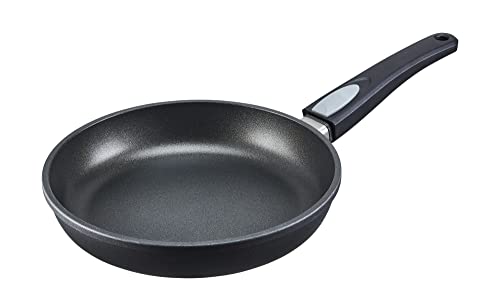 MEISTERKOCH Bratpfanne 24 cm Induktion, Antihaft, abnehmbarer Griff, 1,8l Volumen | Made in Germany | Profi-Pfanne aus Alu mit 4-lagiger Titanium-Versiegelung | spülmaschinengeeignet von MEISTERKOCH KOCHEN WIE DIE PROFIS