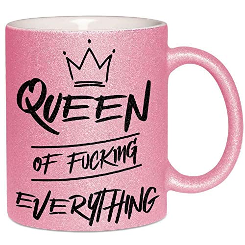 Queen of fucking everything Glitzertasse mit lustigem Spruch in Geschenkverpackung Tasse Funkeleffekt Glitter Sparkle Effekttasse (Farbe Rosa) von MERCHIFY