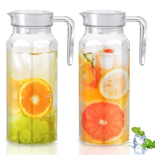 2x Acryl-Wasserkaraffe mit Deckel | 1,1L Unzerbrechlich & Spülmaschinenfest | Transparenter Krug für Kühlschrank, Eistee, Limonade (2 Stück Set) von MEYAGOT