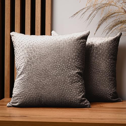 MG Design 2er Set Kissenbezug 40x40 cm Dunkelbeige quadratisch - aus Velourstoff mit Tröpfchenmuster, mit Reißverschluss - dekorative Kissenbezüge für Kissen 40x40, Deko Schlafzimmer, Deko Wohnzimmer MG Design 2er Set Kissenbezug 40x40 cm Dunkelbeige quadratisch - aus Velourstoff mit Tröpfchenmuster, mit Reißverschluss - dekorative Kissenbezüge für Kissen 40x40, Deko Schlafzimmer, Deko Wohnzimmer von MG Design