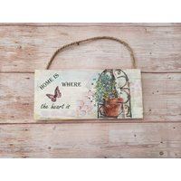 Rustikales Schmetterling Holzschild Home Is Where The Heart von MGMCraft