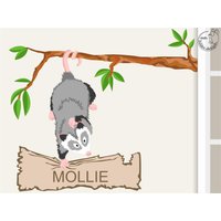 Wandtattoo "Opossum Türschild" Namensschild Aufkleber Beuteltier Kinderzimmer Kindermotiv Kinderdeko von MHBilder