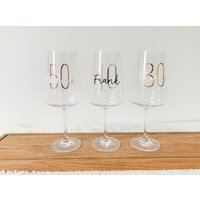 Personalisiertes Weinglas - Weißwein Geschenk Mama Freundin Papa Oma Kollegin Tischdeko Jga Hochzeit -Trauzeugin Personalisiertes Weinglas - Weißwein Geschenk Mama Freundin Papa Oma Kollegin Tischdeko Jga Hochzeit -Trauzeugin von MHDekodesign