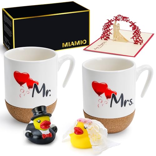 MIAMIO - Kaffeetassen Mr & Mrs als Hochzeitsgeschenk für Brautpaar Tassen mit Korkboden + Badeenten + Grußkarte Geschenkset (Hochzeit) von MIAMIO