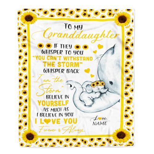 Personalisiert für Meine Enkelin Elefantendecke von Oma Mimi Gigi I Am The Storm Big Hug Sonnenblume Enkelin Geburtstag Weihnachten Bett Fleecedecke Personalisiert für Meine Enkelin Elefantendecke von Oma Mimi Gigi I Am The Storm Big Hug Sonnenblume Enkelin Geburtstag Weihnachten Bett Fleecedecke von MIAOMANSENSTORE