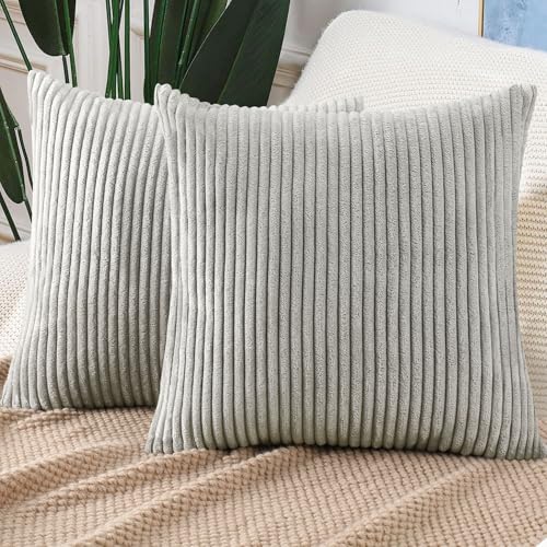 MIEWAA 2er Set Kissenbezug aus Cord 45X45cm Deko Kissen Weiche Flor-Oberfläche Streifenmuster Kissenhüllen Kekorative Kissenbezüge für Sofa Sessel Wohnzimmer Schlafzimmer Balkon Hellgrau von MIEWAA
