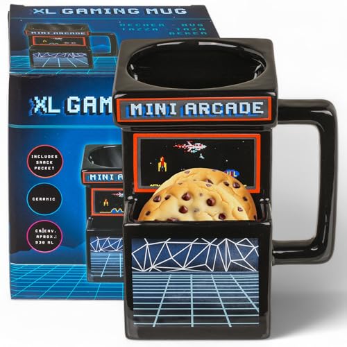 MIJOMA Henkelbecher mit Keksfach – Lustige Tasse aus Dolomit, 930 ml, origineller Kaffeebecher mit Snackfach, witziges Mitbringsel für Keks- & Teeliebhaber (XL-Gaming Arcade) von MIJOMA