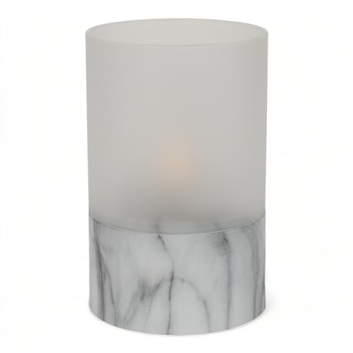 MIJOMA - Elegante LED-Kerze im Glas, Warmweiß, Realistische Flamme, 6/18 Timer, Batteriebetrieben, Stilvoller Blickfang, Authentisches Look & Feel (Ø8 x H12.5 cm, Sockel Marmoroptik weiß) von MIJOMA