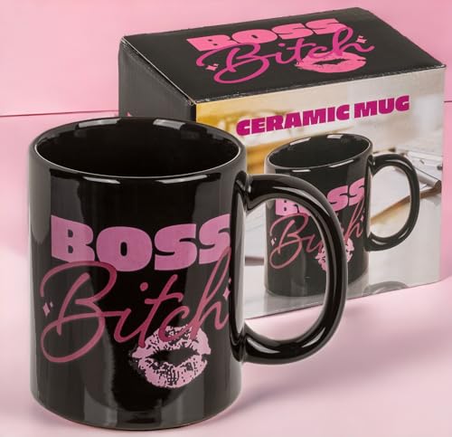 MIJOMA Kaffeebecher Boss Bitch | trendbewusster Henkelbecher aus robuster Keramik | zeitlos schwarz-pinkes Design | ideale Füllmenge von 325 ml | perfekter Morgenkick und stilvoller Büroebegleiter MIJOMA Kaffeebecher Boss Bitch | trendbewusster Henkelbecher aus robuster Keramik | zeitlos schwarz-pinkes Design | ideale Füllmenge von 325 ml | perfekter Morgenkick und stilvoller Büroebegleiter von MIJOMA