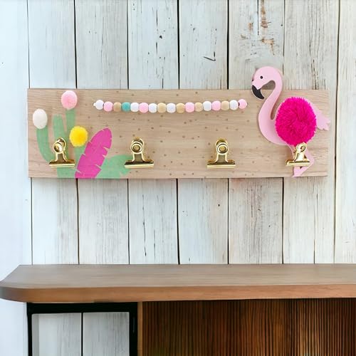 MIJOMA Memo-Board: Foto- und Zettelhalter aus Holz mit Flamingo-Motiv, Mini-Pinwand inklusive 4 Foto-Clips und süßen Pom Poms, Perfekt als stylisches Wand-Dekor - ca. 35 x 9,5 x 3,5cm von MIJOMA