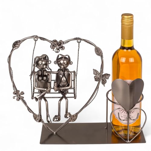 MIJOMA Weinflaschenhalter Geliebte aus Metall – romantischer Flaschenhalter mit Herz & Paar auf Schaukel, für Paare, Hochzeit, Valentinstag, 27x9x20 cm MIJOMA Weinflaschenhalter Geliebte aus Metall – romantischer Flaschenhalter mit Herz & Paar auf Schaukel, für Paare, Hochzeit, Valentinstag, 27x9x20 cm von MIJOMA