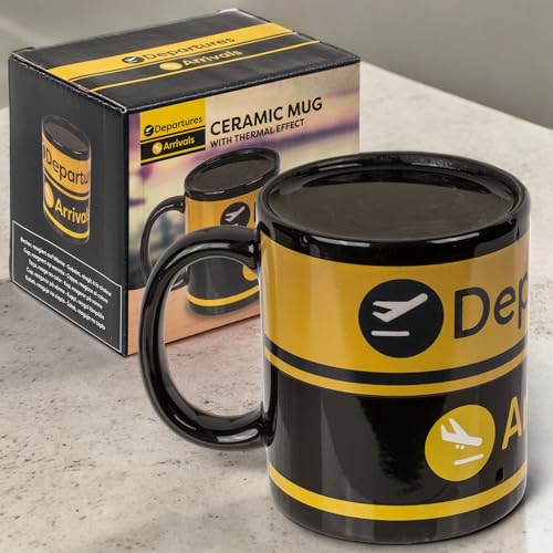 MIJOMA Zauberhafter Kaffeebecher Flughafen | Wärmeempfindliches Steingut | Füllmenge 300 ml | Magisches Design mit Departures & Arrivals von MIJOMA