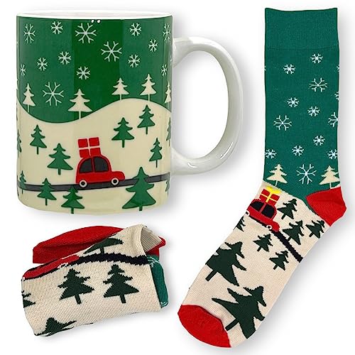 MIK funshopping Weihnachtstasse | Hochwertige Keramik-Tasse mit weihnachtlichem Design | Ideal für Heiß- & Kaltgetränke | Winterwald 300ml mit Socken von MIK funshopping
