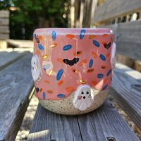 Getöpferter Halloweenbecher, Bunte Handgemachte Keramik, Kürbisbecher, Geschenk Für Herbstliebhaber, Helloweenkeramik, Geisterbecher, Pumpkinspice Getöpferter Halloweenbecher, Bunte Handgemachte Keramik, Kürbisbecher, Geschenk Für Herbstliebhaber, Helloweenkeramik, Geisterbecher, Pumpkinspice von MIMIPOTTERI