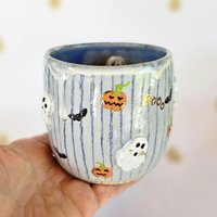 Getöpferter Halloweenbecher, Bunte Handgemachte Keramik, Kürbisbecher, Geschenk Für Herbstliebhaber, Helloweenkeramik, Geisterbecher, Pumpkinspice Getöpferter Halloweenbecher, Bunte Handgemachte Keramik, Kürbisbecher, Geschenk Für Herbstliebhaber, Helloweenkeramik, Geisterbecher, Pumpkinspice von MIMIPOTTERI