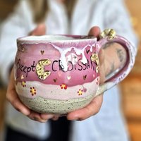Handgetöpferte Besondere Bunte Tasse Mit Gold, Croissanttasse, Geblümter Töpferbecher, Geschenk Für Freundin, Süße Kaffeetasse Croissant von MIMIPOTTERI